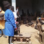 Travail de restauration et de conservation des œuvres du musée de Lenalendem par les étudiants de l’Université des beaux arts de Nkongsamba.