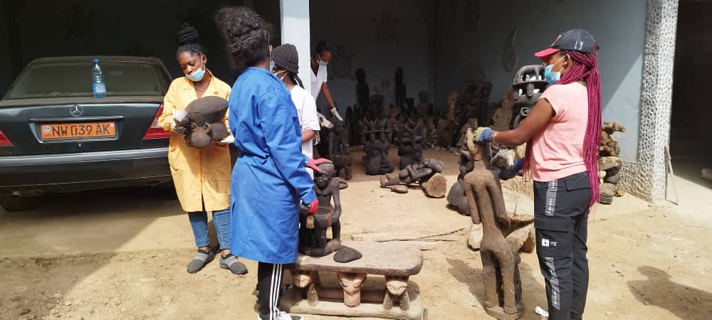 Travail de restauration et de conservation des œuvres du musée de Lenalendem par les étudiants de l’Université des beaux arts de Nkongsamba.